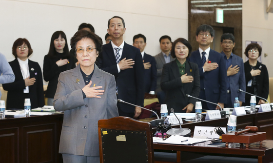 제3차 국가교육회의가 16일 서울 종로구 정부서울청사에서 열렸다. 신인령 의장(왼쪽)과 참석자들이 국민의례를 하고 있다.