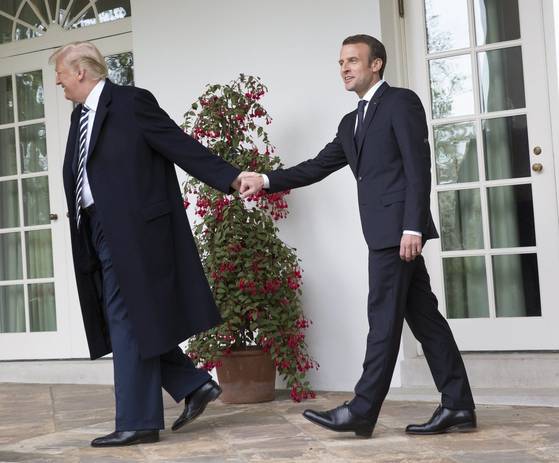 트럼프 대통령이 마크롱 대통령의 손을 잡고 백악관을 안내하고 있다. [EPA=연합뉴스]