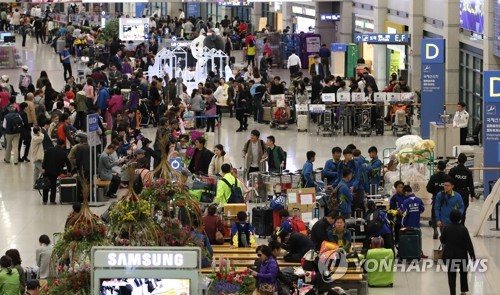 해외 여행 떠나는 여행객들로 붐비는 공항 [연합뉴스 자료사진]