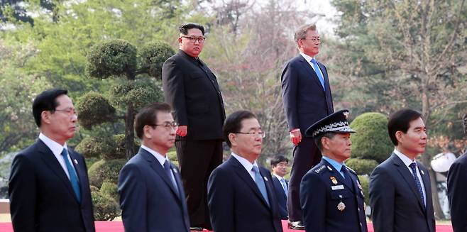 문재인 대통령과 북한 김정은 국무위원장이 27일 오전 판문점에서 열린 환영행사에서 나란히 서있다.김상선 기자
