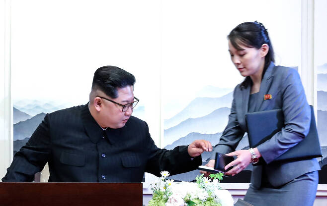 평화의 집에서 김정은 국무위원장이 동생 김여정으로부터 방명록 서명을 위해 펜을 건네받고 있다.김상선 기자