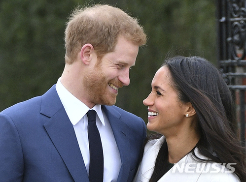 【런던=AP/뉴시스】지난해 11월, 영국의 해리 왕자가 약혼녀인 미국 영화배우 메건 마클과 함께 런던 켄징턴 궁의 정원에서 사진촬영을 하던 중 서로 마주보며 웃고 있다. 이들은 다음달 19일 결혼한다. 2017.11.28