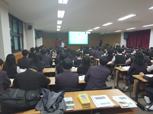 서울 구로구 서서울과학고등학교 학생들이 27일 오전 강당에 모여 남북정상회담 생중계 시청 후 통일계기교육을 받고 있다.