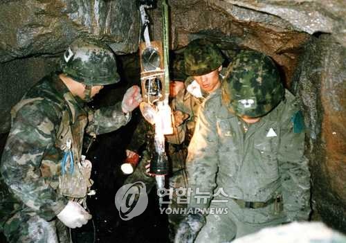 제4땅굴 내부 수색하는 병사들 [연합뉴스 자료사진]
