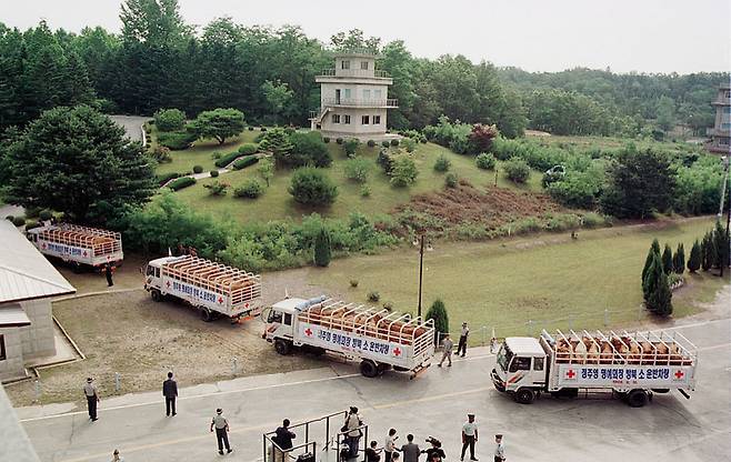 1998년 '통일의 소'를 실은 차량행렬이 판문점 군사분계선을 넘어 북한으로 들어가고 있다. 이날 김정은 북한 국무위원장도 이 길을 통해 남북을 오갔다.