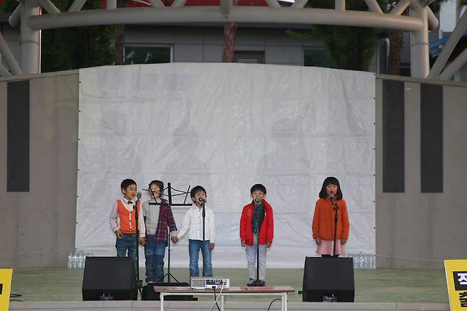 '쌀 한톨의 무게' 노래를 부른 전남 해남의 서정초등학교 학생들 ⓒ김성훈