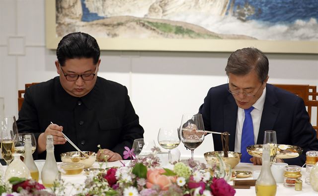 [평양냉면 먹는 양 정상] 문재인 대통령과 김정은 국무위원장이 만찬에서 옥류관 평양냉면을 먹고 있다.
