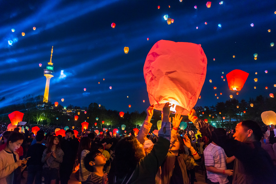 2017 대구 달구벌 관등놀이 축제에서 진행된 풍등 날리기 행사. [사진 대구시]