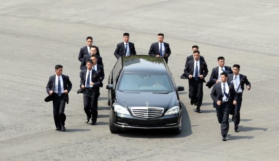 27일 오후  김정은 북한 국무위원장이 오찬을 위해 탑승한 차량이 북측 경호원들의 호위를 받으며 판문점 평화의집에서 북으로 향하고 있다. 뉴시스