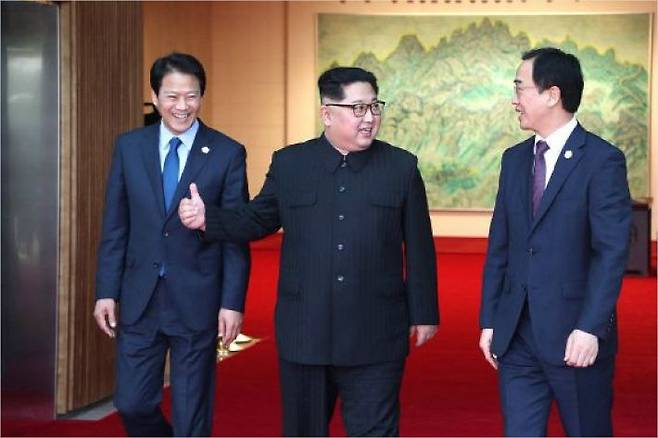 김정은(가운데) 북한 국무위원장이 27일 오전 남북정상회담 후 평화의 집 1층으로 내려와 조명균(오른쪽) 통일부 장관과 대화를 하며 나서고 있다.