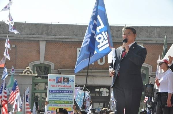 지난달 28일 이른바 ‘태극기 집회’에 참여해 발언하고 있는 조원진 대한애국당 대표. 조 대표 블로그 갈무리