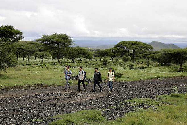 1일(현지 시각) 한겨레평화원정대가 탄지니아 올도뇨삼부에서 케냐 국경으로 가는 길을 걷고 있다. 왼쪽부터 전종휘 기자, 유덕관 기자, 김명진 기자, 김종균 가한엔터테인먼트 피디. 김명진 기사 littleprince@hani.co.kr