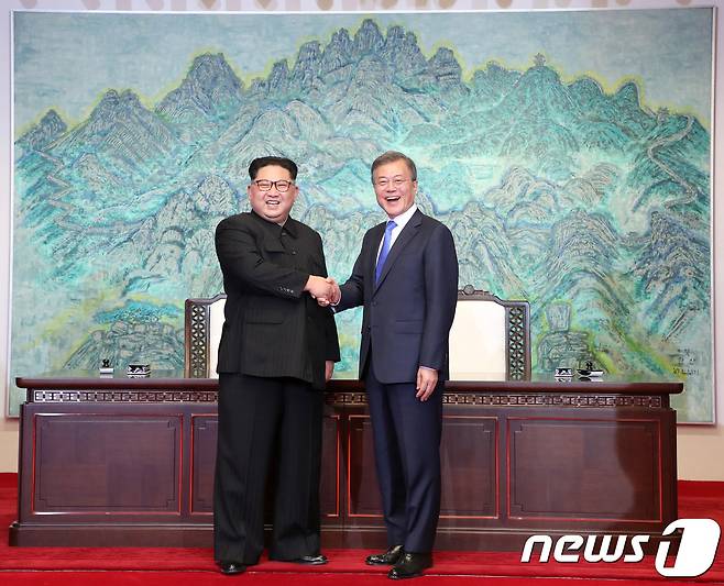 문재인 대통령과 김정은 국무위원장이 평화의 집 1층에서 공동선언문에 서명 후 악수하고 있다. © News1 한국공동사진기자단