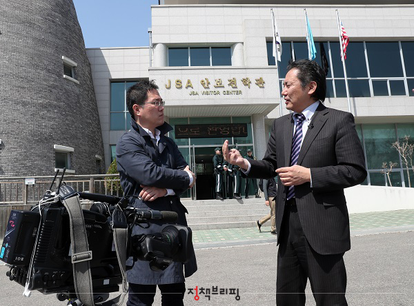 일본의 와다 타카시 TV도쿄 서울지국장(오른쪽)과 변찬식 TV도쿄 기자가 브리핑이 열렸던 JSA안보견학관 앞에서 이야기를 나누고 있다.