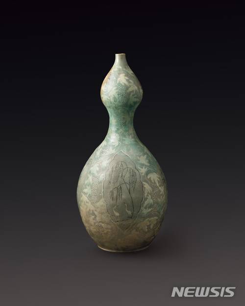 【서울=뉴시스】박현주기자= '청자상감매죽포도문표형병'은 16억5000만원에 낙찰됐다. 이번 서울옥션 부산 경매 최고가 낙찰 작품이자, 국내 미술품 경매 시장 고려 청자 중 가장 최고 낙찰가를 기록했다.