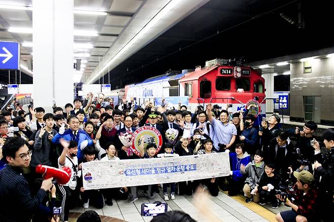 4월 30일 새마을호 퇴역 기념식에서 참가자들이 기념촬영을 하고 있다. ⓒ박장식