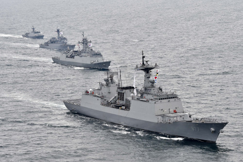 한국 해군 충무공이순신급 구축함과 다른 함정들이 훈련을 위해 이동하고 있다. 해군 제공
