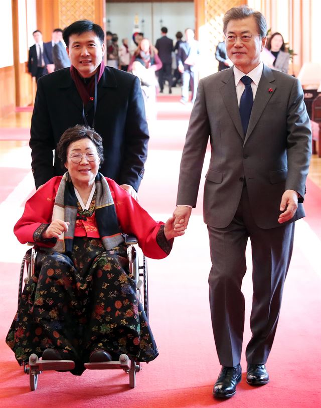 문재인 대통령이 2017년 8월 4일 일본군 위안부 피해자들을 청와대로 초청해 오찬을 함께 한 뒤 이용수 할머니의 손을 잡고 배웅하고 있다.청와대제공