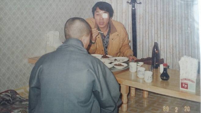 5·18민중항쟁 부상자동지회 초대 회장을 지낸 이지현(예명·이세상·65)씨가 1989년 2월 20일 전남 나주 남평 한 식당에서 여승이 된 ㅇ씨를 만나 5·18민주화운동 때 겪은 사연을 듣고 있다. 이지현씨 제공