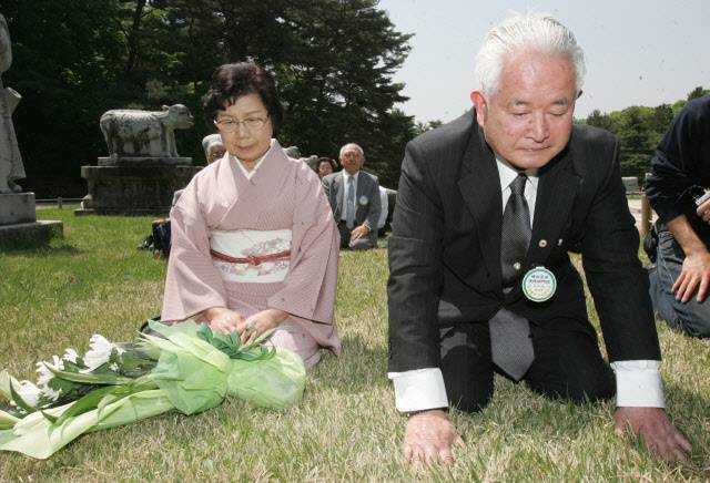 1895년 명성황후 살해 사건에 가담했던 일본인 자객들의 후손이 경기도 남양주시 홍릉 명성황후의 무덤 앞에서 조상을 대신해 속죄하는 모습. <한겨레> 자료 사진.
