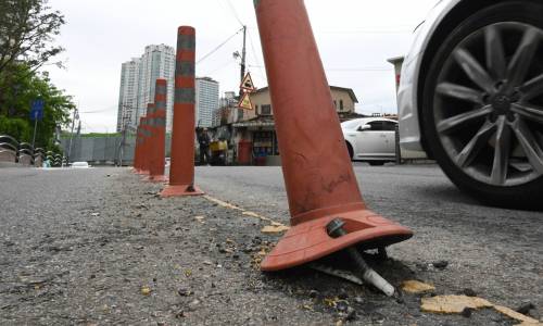 서울의 한 주택가 도로에 차량 차선 침범을 막기 위해 설치한 시선유도봉이 파손되면서 유도봉 하단의 앵커가 아스팔트 위로 노출되어 있다. 이제원 기자