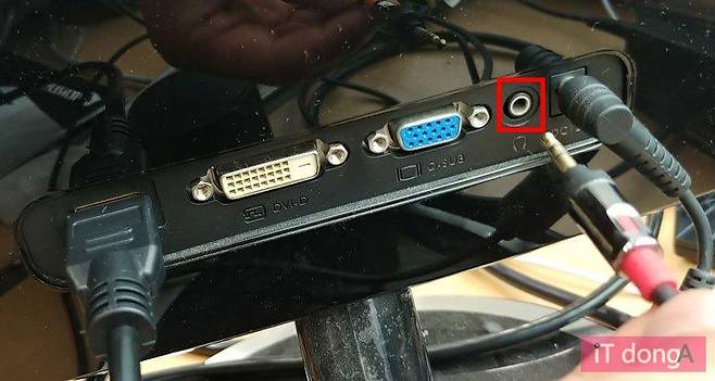 스피커가 없는 HDMI 모니터는 후면의 음성출력 포트에 스피커를 연결해 소리를 들을 수 있다