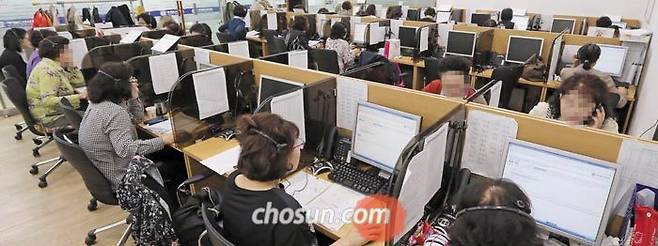 지난 8일 서울의 한 여론조사 회사에서 면접원들이 전화 조사를 하고 있다. /오종찬 기자