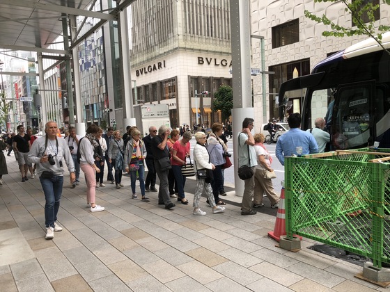 지난 7일 단체 버스에 오르려 줄을 늘어선 긴자 거리의 외국인 관광객들.서승욱 특파원