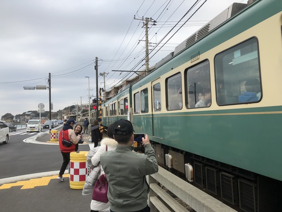 지난 2월 쌀쌀한 날씨에도 불구하고 중국인 관광객들이 일본 가마쿠라시 '가마쿠라 고교역'에서 만화 '슬램덩크'의 배경이 된 학교 주변과 이곳을 지나는 전철 에노덴을 찍고 있다. 서승욱 특파원
