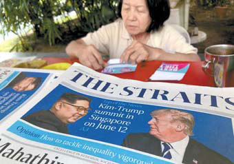 5월 11일 싱가포르의 영어신문 스트레이트 타임스 1면에 등장한 도널드 트럼프 미국 대통령과 김정은 북한 국무위원장의 싱가포르 정상회의 소식.[AP=연합뉴스]