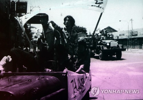 1980년 5월 항쟁에 참여한 시민들 [5·18민주화운동기록관 공개 영상 캡처]