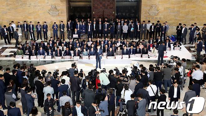 김성태 자유한국당 원내대표가 14일 오전 서울 여의도 국회 로텐더홀에서 열린 비상의원총회에서 모두발언을 하고 있다. 2018.5.14/뉴스1 © News1 박정호 기자
