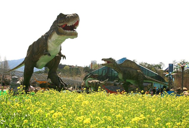 고성 당항포관광지의 유채꽃과 실제 크기에 가까운 공룡 모형. 한국관광공사 제공.