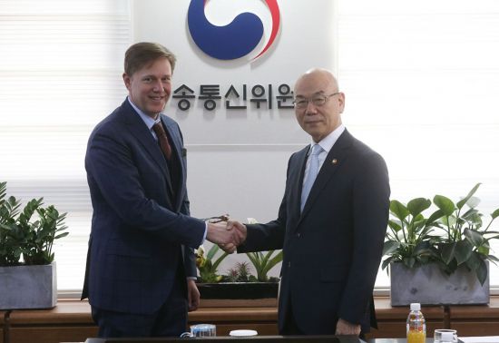 지난 1월 이효성 방송통신위원장(오른쪽)과 케빈 마틴 페이스북 부사장이 정부과천청사에서 만났다.
