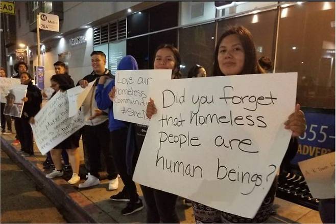 여성 노숙인 쉼터 마련을 위한 단체 #Shedoes가 한인타운에서 '잊었나, 노숙인이 사람이라는 사실을'이라는 문구가 적힌 손팻말을 들고 침묵시위를 벌이고 있다. 사진=해시태그 쉬더즈 페이스북 캡처