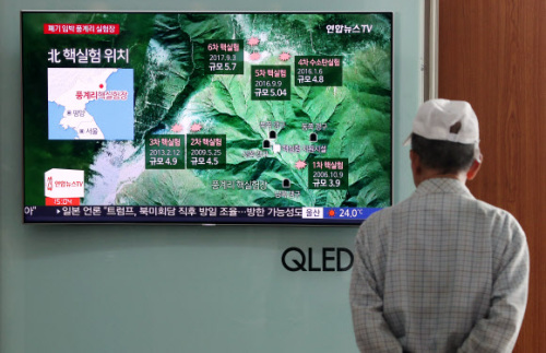 지난 13일 서울역에서 시민이 풍계리 핵실험장 폐기 관련 뉴스를 시청하고 있다. 연합뉴스