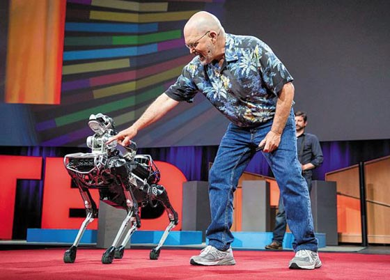 미국 로봇업체 보스턴 다이내믹스의 창업자 마크 레이바트가 지난해 캐나다 벤쿠버에서 열린 지식 강연 테드(TED)에서 애완용 로봇‘스팟 미니’를 선보이고 있다. /보스턴다이내믹스