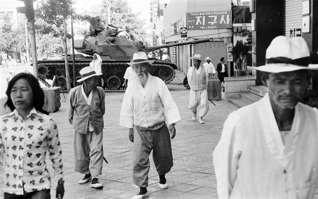 도청 진압 작전 다음 날인 28일 금남로에서 계엄군의 탱크를 지나는 노인들의 표정이 어둡다.