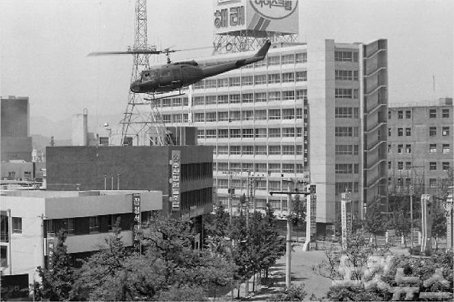 80년 5.18 당시 군 헬기가 전일빌딩 주변을 비행하고 있다. (사진=5.18기념재단 제공)