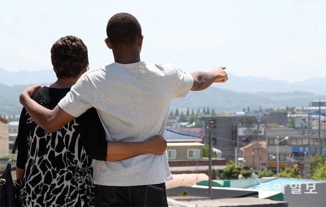 한국에서 태어나 이른바 ‘그림자 아이’로 자라난 페버 씨(오른쪽)가 지난해 6월 충북 청주 외국인보호소에서 풀려난 뒤 어머니 조널 씨와 함께 먼 산을 바라보고 있다. 청주=김재명 기자 base@donga.com
