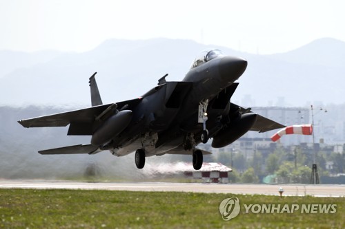 활주로 이륙하는 F-15K [연합뉴스 자료사진]