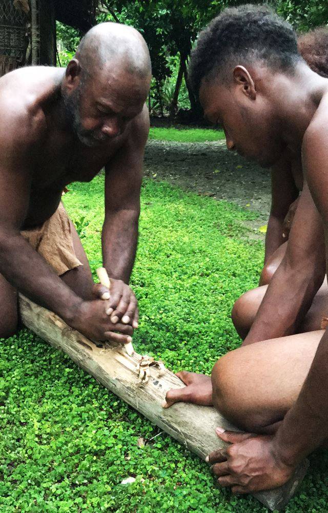 불을 피울 때도 나무 마찰을 이용한다.