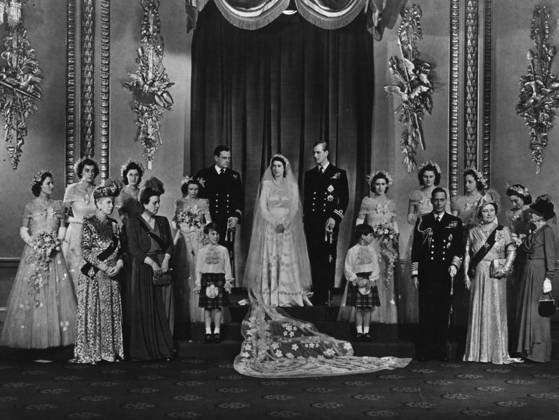 1947년 엘리자베스 2세 여왕과 필립공의 결혼기념사진. 부케 없이 촬영했다. 부케는 결혼식이 끝난 뒤 부엌 식기 수납공간 위에 놓여 있었다고 한다.