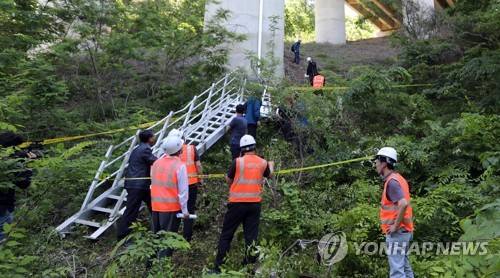 부서진 교량 점검시설 (예산=연합뉴스) 이재림 기자 = 19일 근로자 4명 추락사고가 발생한 충남 예산군 대전∼당진 고속도로 차동2교에서 도로공사 관계자가 부서진 교량 점검시설 등을 살피고 있다. walden@yna.co.kr