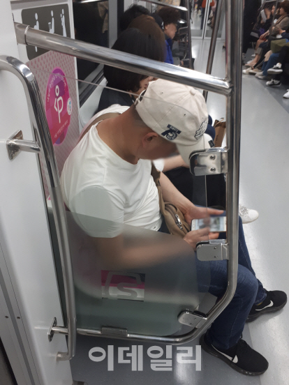 지난달 30일 오후 서울 지하철 2호선 외선순환 열차에서 한 중국인 관광객이 임산부석에 앉아 있다.(사진=조해영 기자)
