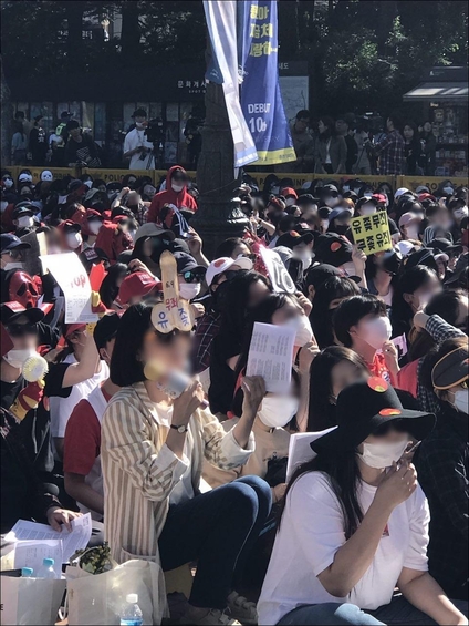 지난 19일 서울 종로구 마로니에 공원에 여성 1만명이 모여 ‘몰카 편파수사 규탄’ 집회를 열었지만 이를 두고 여성 사이에서도 ‘남성혐오가 지나치다’라는 평가가 나오고 있다./최영하 인턴기자
