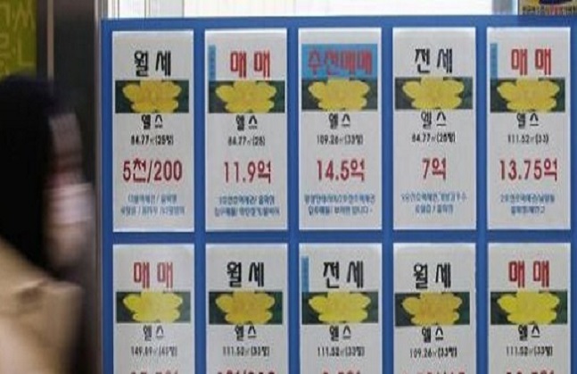 잠실 주요 단지들의 매매가가 1년 전보다 5억원 가량 크게 오른 것으로 나타났다. 사진은 서울 송파구 잠실동 인근에 위치한 공인중개사무소 전경. ⓒ연합뉴스