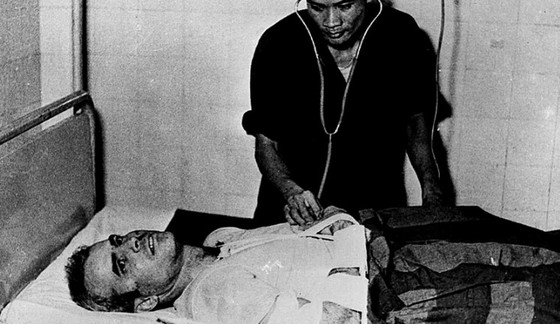 존 매케인 공화당 상원의원이 1967년 베트남 하노이에서 포로로 잡힌 뒤 베트남 의료진에 검진받고 있는 모습. [EPA=연합뉴스]