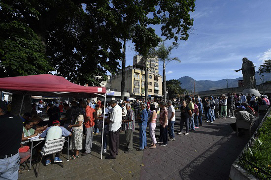 20일(현지시간) 베네수엘라 카라카스의 한 투표소 앞에 시민들이 차례를 기다리며 장사진을 이루고 있다. 사진=연합뉴스