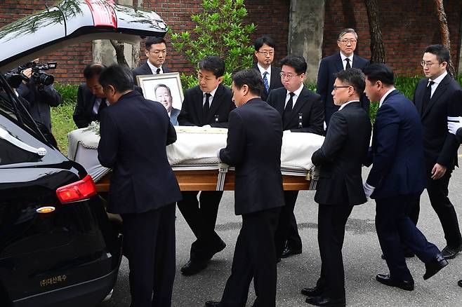 고(故) 구본무 LG 회장의 관이 차량에 옮겨지고 있다. 변선구 기자
